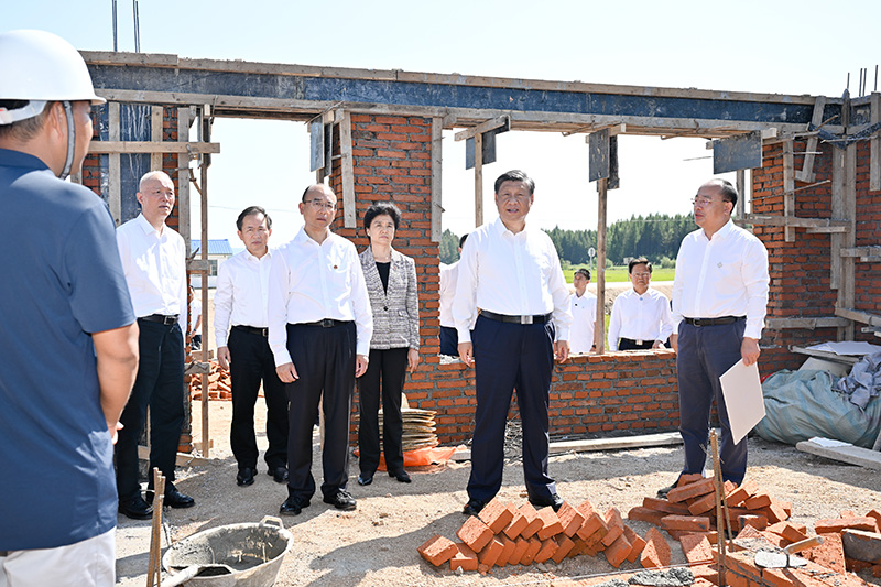 9月6日至8日，中共中央总书记、国家主席、中央军委主席习近平在黑龙江考察。这是7日上午，习近平在遭受洪涝灾害的哈尔滨尚志市老街基乡龙王庙村，察看水毁房屋重建情况。