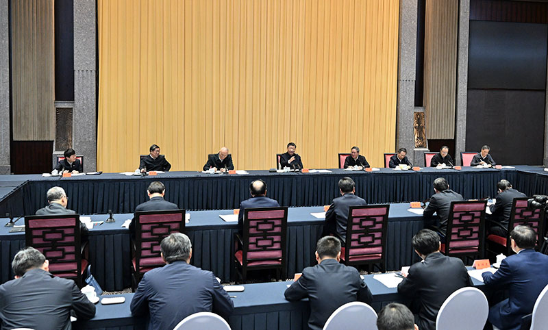 11月30日上午，中共中央总书记、国家主席、中央军委主席习近平在上海主持召开深入推进长三角一体化发展座谈会并发表重要讲话。