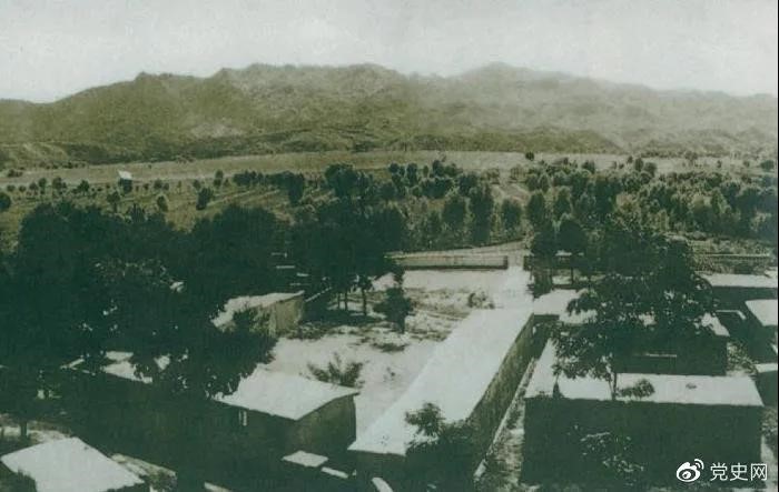1948年5月，中共中央和人民解放军总部由陕北迁到河北平山县西柏坡。图为中央领导人办公处所俯瞰。